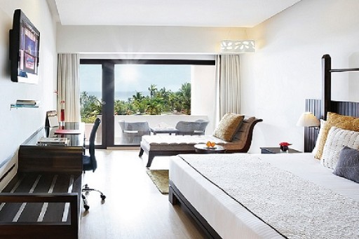 Sea Facing Room – Gateway Varkala Bright and airy room in a sea facing hotel in Varkala, featuring modern decor, a spacious desk, and a private balcony with ocean views.