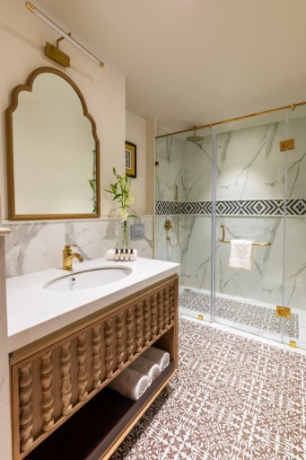 Raajsa Kumbhalgarh - Luxurious Bathroom Experience Modern bathroom with a marble shower at Raajsa Kumbhalgarh