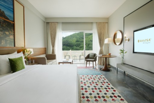 Raajsa Kumbhalgarh – Relaxing Bedroom Space Spacious bedroom with a view of nature at Raajsa Kumbhalgarh in Rajasthan