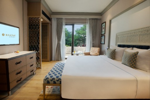 Raajsa Kumbhalgarh - Superior Room Luxurious hotel room in Rajasthan with a king-sized bed